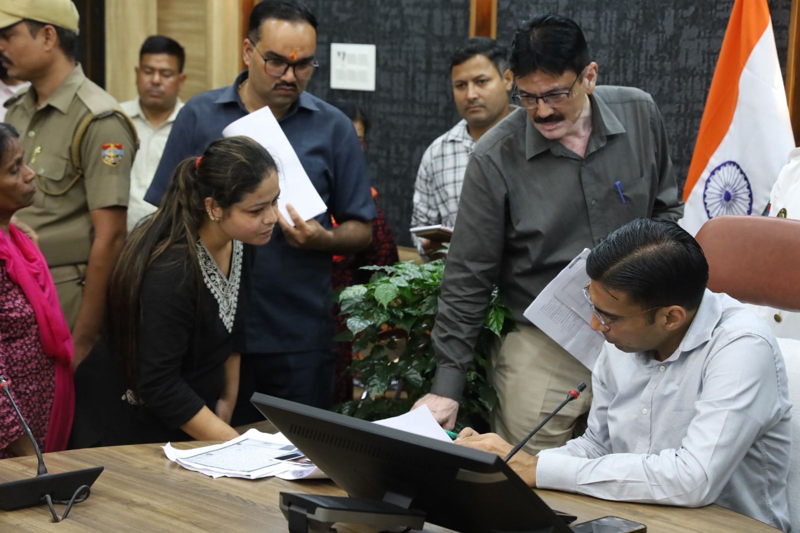 जनता दरबार में 144 समस्याएं दर्ज,  डीएम बंसल  ने अधिकांश का मौके पर किया समाधान